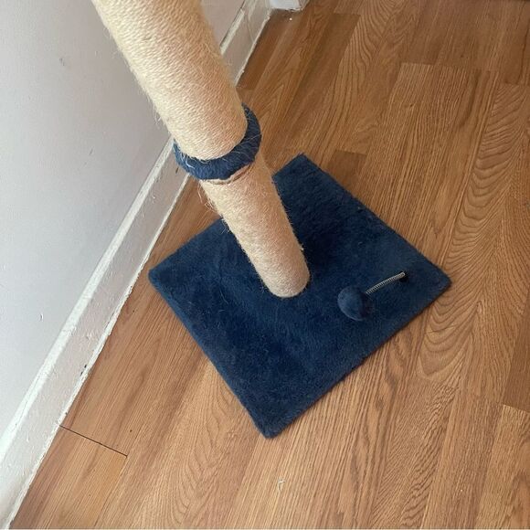 Amazon Basics 34“ Navy & Beige Tall Cat Scratching Post - Picture 13 of 15